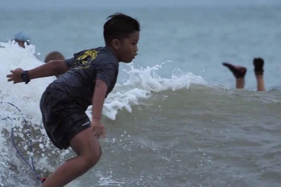 Foto lama menunjukkan anak Encik Mohamad Nazir Salleh, Aydin Kayani, kini berusia 16 tahun, menakluki ombak di Longkang Point pada 2020.