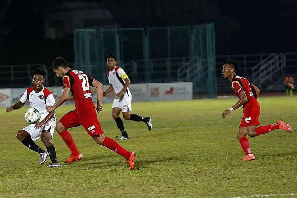 Pemain Balestier Khalsa, Smajovic Sadin (No. 27), melakukan serangan terhadap Home United dalam perlawanan bola sepak Liga-S di Stadium Toa Payoh pada Ahad, 3 Apr, malam. .