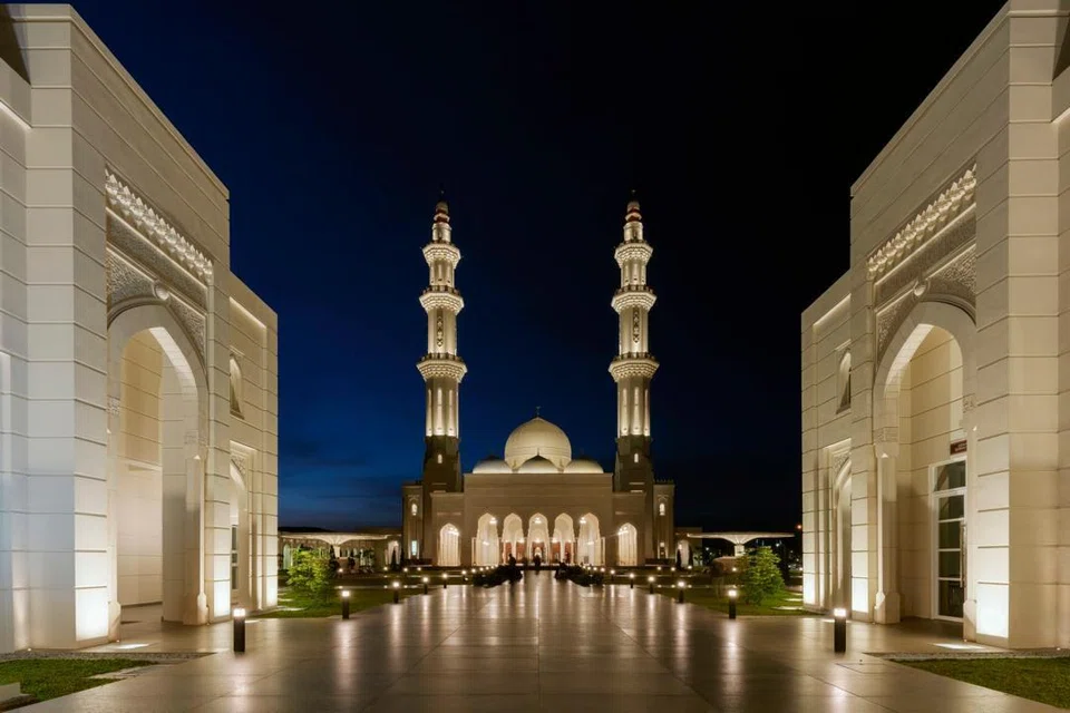 Masjid Sri Sendayan menjadi antara lokasi wajib singgah buat pelancong untuk merakamkan gambar kenangan di salah satu masjid tercantik di Malaysia dan terbesar di Negeri Sembilan.