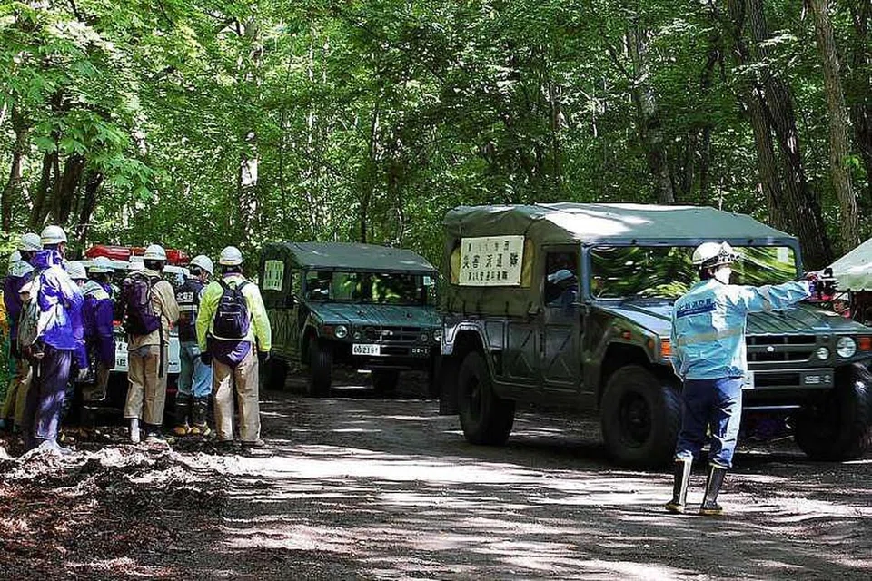 Askar Jepun tiba untuk mengetuai usaha mencari Yamato, yang hilang di hutan tebal di Nanae, di pulau Hokkaido pada Rabu (1 Jun) 2016. 