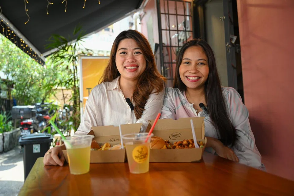 MAKAN DI RUANG BELAKANG KEDAI: Wartawan Kaki Makan, Dahlia Zulkifli (kiri) dan Nur Syuhrah Hassan (kanan) menjamu selera di ruang belakang Mahmud’s Tandoor menerusi laluan Kandahar Street. Ia juga boleh diakses dari depan di 730 North Bridge Road.