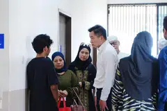 Setiausaha Parlimen Kanan (Pembangunan Sosial dan Keluarga) merangkap Anggota Parlimen Queenstown, Encik Eric Chua (tiga dari kanan), turut hadir di ruang persiapan pengebumian untuk memberi penghormatan kepada keluarga terdekat Allahyarham Daniel, termasuk ibunya, yang ingin dikenali sebagai Cik Siti (dua dari kiri). 