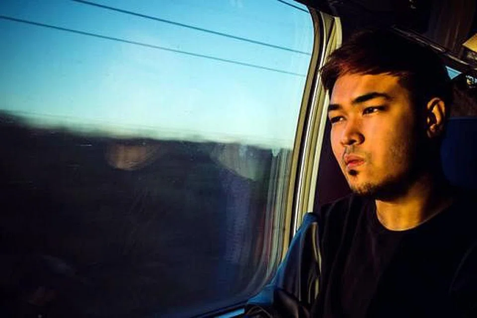 MENGENAL DIRI DALAM SUASANA ASING: Setiap kembara Encik Muhammad Noor Iskandar Othman ke negara eksotik mendekatkannya dengan proses mengenali diri dalam suasana yang asing, seperti foto seorang lelaki yang berjalan seorang diri di bukit pasir sekitar Yazd, Iran, yang dirakam beliau sebagai gambaran seseorang yang sedang mencari ketenangan dan keinsafan diri tanpa ditemani sesiapa, kecuali Tuhan. - Foto ihsan MUHAMMAD NOOR ISKANDAR OTHMAN