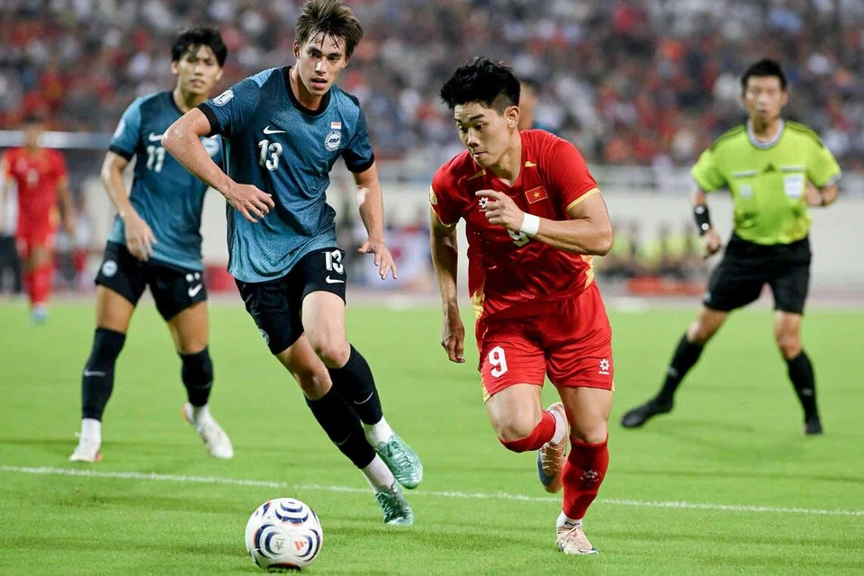 Pasukan Singa berjaya mengikat juara bertahan 1-1, Vietnam, walaupun bermain di Stadium My Dinh di Vietnam pada 31 Julai. Ini berbanding edisi lalu, di mana Singa kalah 5-1 secara agregat apabila menentang Vietnam.