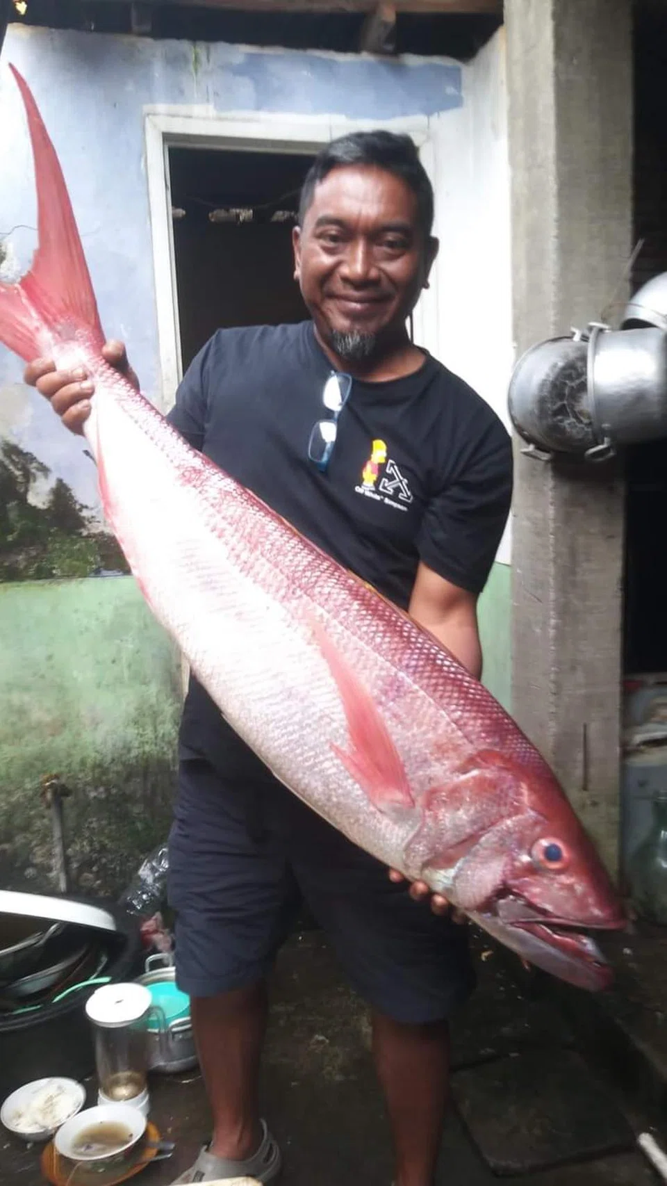 Encik Nazri Mahat bergambar dengan ikan kakap jenis ruby di Sumbawa, Indonesia.