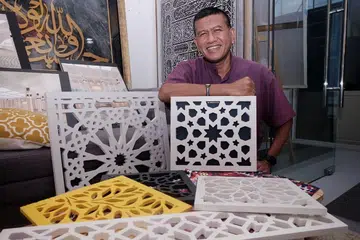 SUDAH BUAT PERANCANGAN AWAL BERNIAGA: Mantan pegawai penyiasat CID, Encik Kamaruzaman Gaffar, sudah tergerak hati nak berniaga lima tahun sebelum akhirnya bersara. - Foto-foto BH oleh KHALID BABA