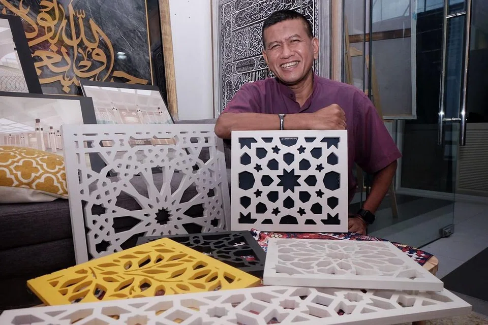 SUDAH BUAT PERANCANGAN AWAL BERNIAGA: Mantan pegawai penyiasat CID, Encik Kamaruzaman Gaffar, sudah tergerak hati nak berniaga lima tahun sebelum akhirnya bersara. - Foto-foto BH oleh KHALID BABA