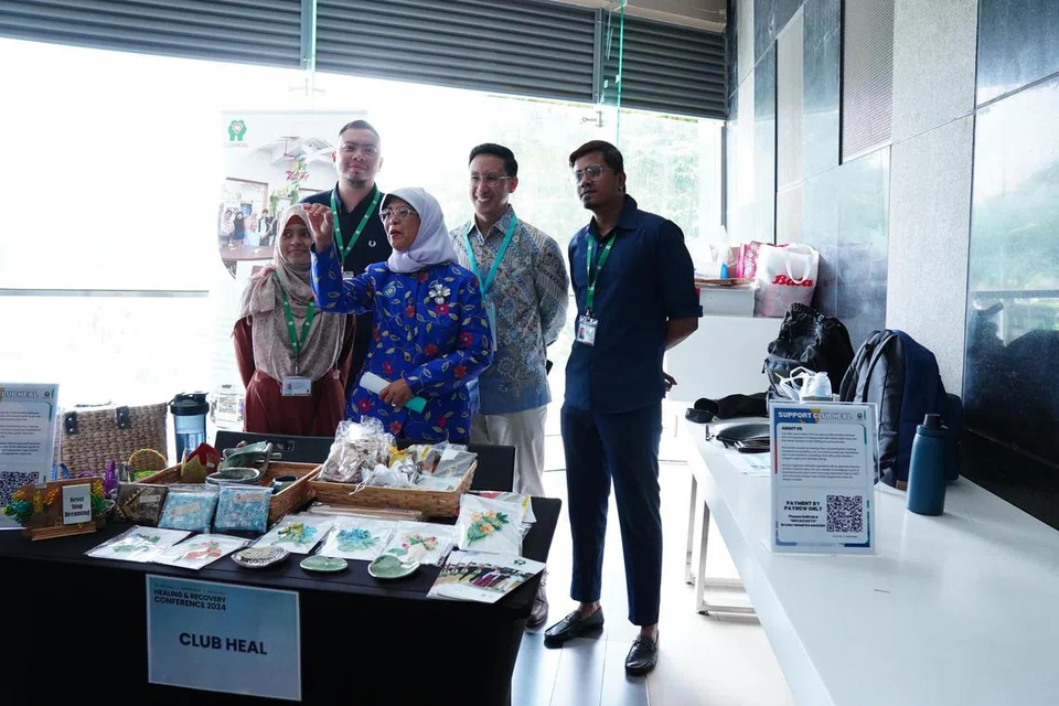 Puan Halimah Yacob yang hadir untuk merasmikan Persidangan Penyembuhan dan Pemulihan anjuran Kelab Heal, sedang melawat antara lapan reruai yang ada di persidangan itu pada 10 Oktober. Bersama beliau, Presiden Kelab Heal, Dr Khairul Hazwan (dua dari kanan).