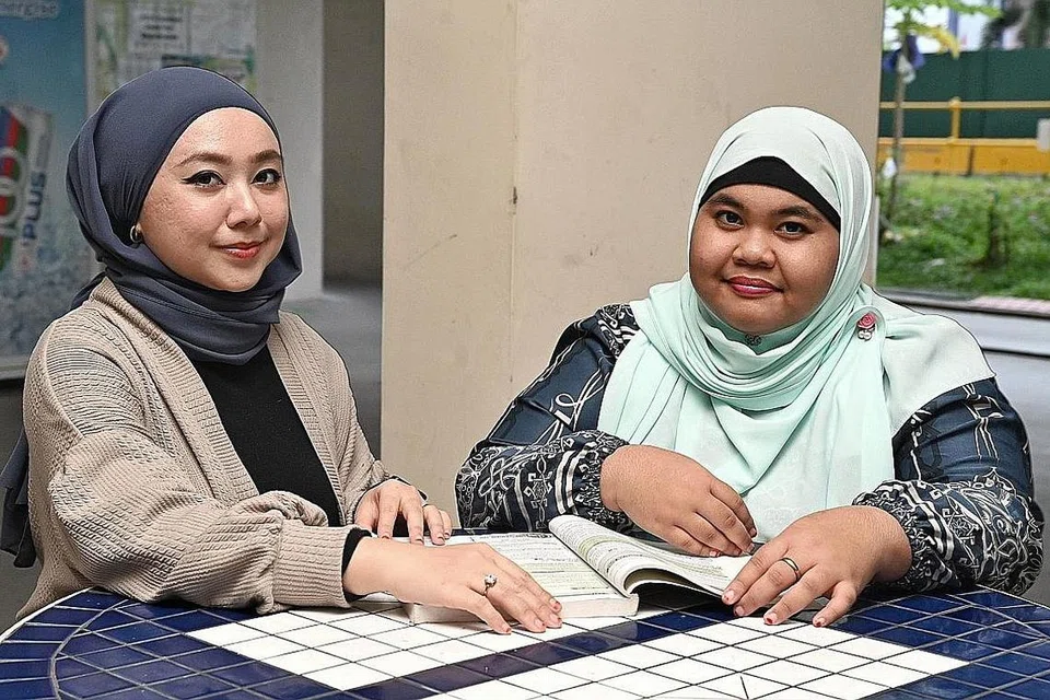 DAPAT DORONGAN: Antara menti yang dipadankan dengan Cik Syerifah ialah Cik Mahirah Mohamad Kamal (kanan), 17 tahun, yang berkat dorongan yang diterima kini dapat melanjutkan pelajarannya ke Institut Pendidikan Teknikal (ITE). 