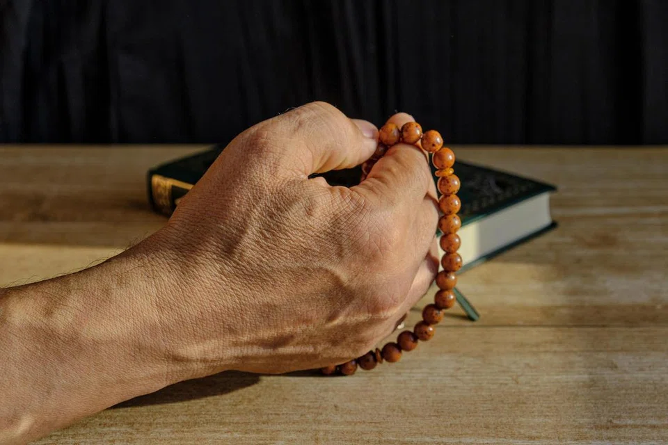 ‘Ruqyah’ adalah proses rawatan bagi penyakit halus, seperti sihir dan gangguan, menggunakan zikir, doa, ayat Al-Quran. Nabi Muhammad saw berkata ia dibolehkan selagi tidak mengandungi unsur syirik.