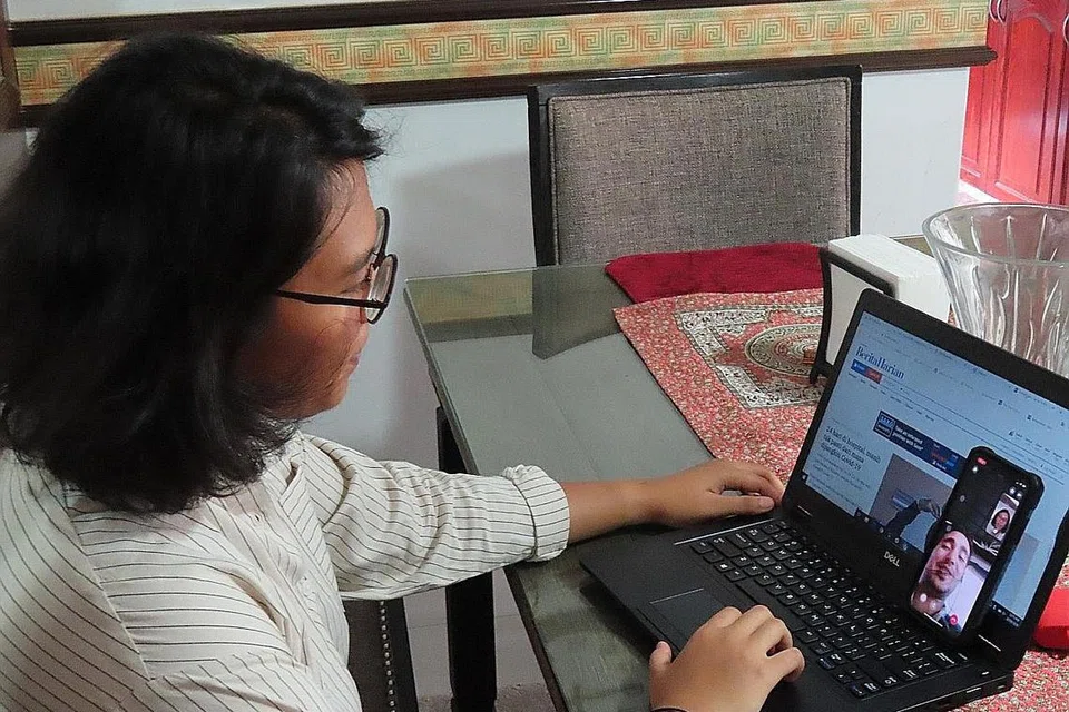 BERTANYA KHABAR: Wartawan Berita Harian, Zulaiqah Abdul Rahim, di rumahnya, menemubual Encik Sozal Mirza melalui panggilan video. - Foto BH oleh ZULAIQAH ABDUL RAHIM