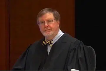 Hakim Daerah James Robart di Seattle menggantung arahan Encik Trump, yang melarang sementara rakyat tujuh negara majoriti Muslim memasuki Amerika, selepas kesahihan arahan itu dicabar oleh kerajaan Washington.
