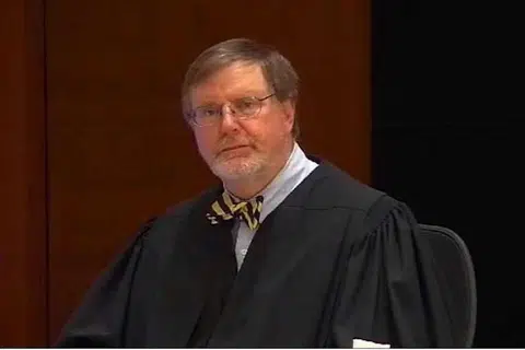 Hakim Daerah James Robart di Seattle menggantung arahan Encik Trump, yang melarang sementara rakyat tujuh negara majoriti Muslim memasuki Amerika, selepas kesahihan arahan itu dicabar oleh kerajaan Washington.