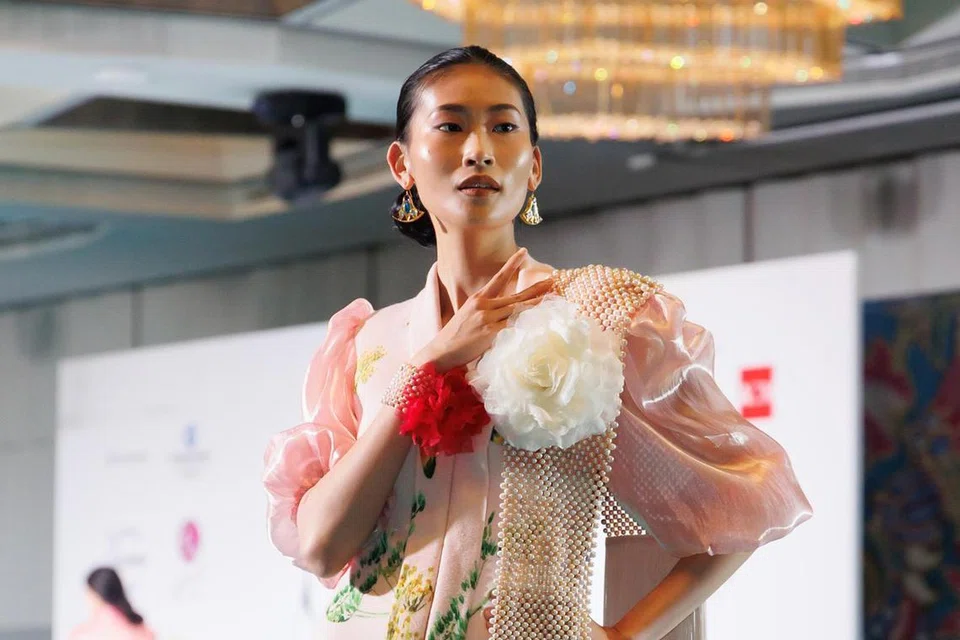 BERANI: Kebaya rekaan, Cik Adelyn Putri (NUDE FEMME), menggabungkan unsur batik tradisional ke dalam reka bentuk kontemporari, melangkaui sempadan fesyen.