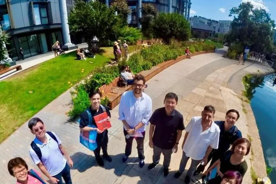 Menteri Pembangunan Negara, Encik Chee Hong Tat (lima dari kanan) menyingkap pengalamannya melawat bandar London dan melihat sendiri bagaimana ruang awamnya yang meriah serta usaha penjanaan semula bandar menyokong perniagaan dan masyarakat, sambil memelihara kekayaan warisan bandar tersebut dengan penuh teliti.