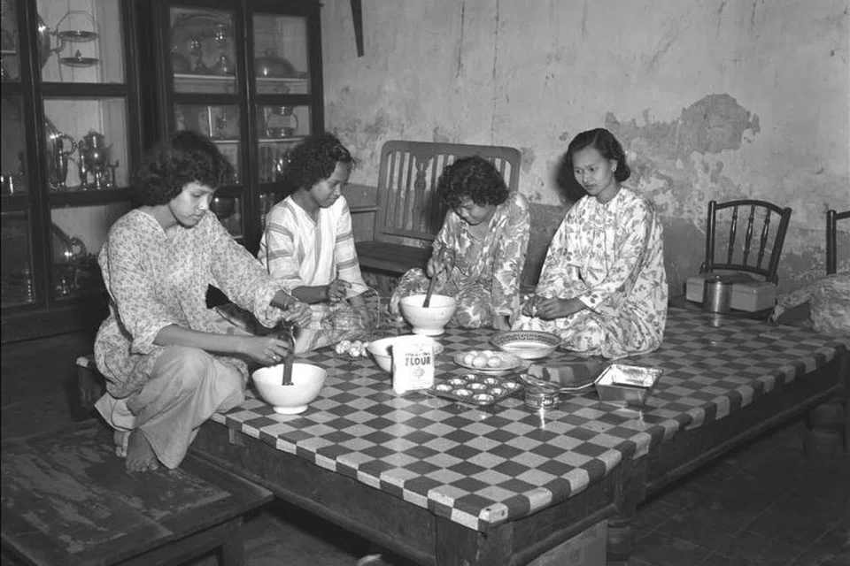Sekumpulan wanita sedang membuat kuih di rumah, menjelang Hari Raya Aidilfitri, dalam gambar yang diambil pada 11 September 1951 ini. Pada ketika itu, konsep membeli kuih Hari Raya belum wujud lagi. 