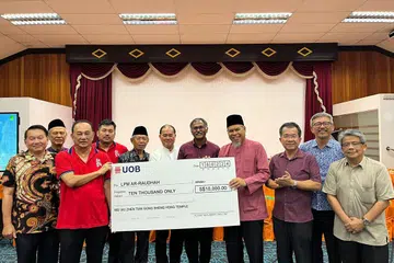 Masjid Ar-Raudhah menerima cek $10,000 bagi dana peningkatannya yang disampaikan Presiden Kuil Tao (Taoist Temple), Encik Jeffrey Soh (depan, berkemeja-T merah,) kepada pengerusi eksekutif Masjid Ar-Raudhah, Ustaz Mohamed Ali Atan (bersongkok, empat dari kanan) dengan disaksikan Anggota Parlimen Bukit Batok, Encik Murali Pillai (lima dari kanan), dan wakil-wakil masjid, wakil akar umbi, kelab masyarakat (CC) dan Kumpulan Harmoni Antara Agama. 