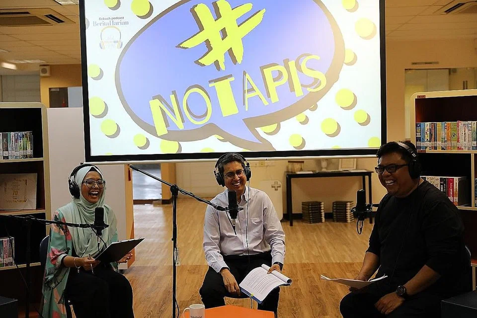 PERUBAHAN LANGSKAP PENDIDIKAN: Dr Faishal mengongsi beberapa perubahan landskap pendidikan di Singapura - daripada prasekolah hingga soal biasiswa - kepada hos #No Tapis, Shahida Sarhid dan Suhaimi Yusof. - Foto BH oleh ONG WEE JIN