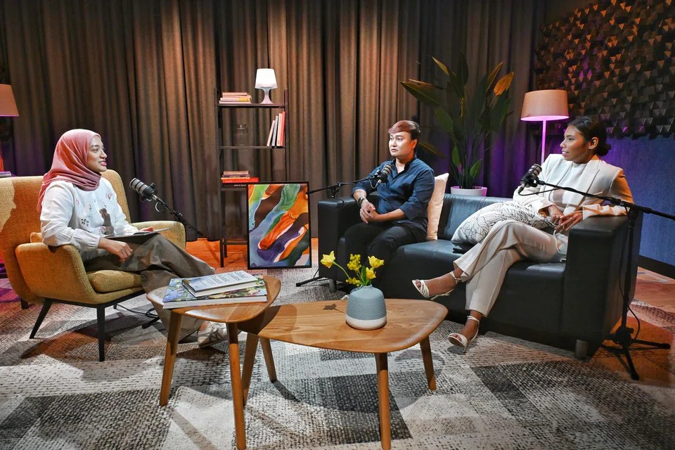 Encik Mohammed Madeni Jais (tengah) dan Cik Nur Syarafina Kamsani (kanan), berkongsi pengalaman sebagai arkitek yang terlibat dalam projek bangunan ikonik di Singapura dalam sesi podcast NoTapis bersama hos, Cik Natasha Mustafa. 