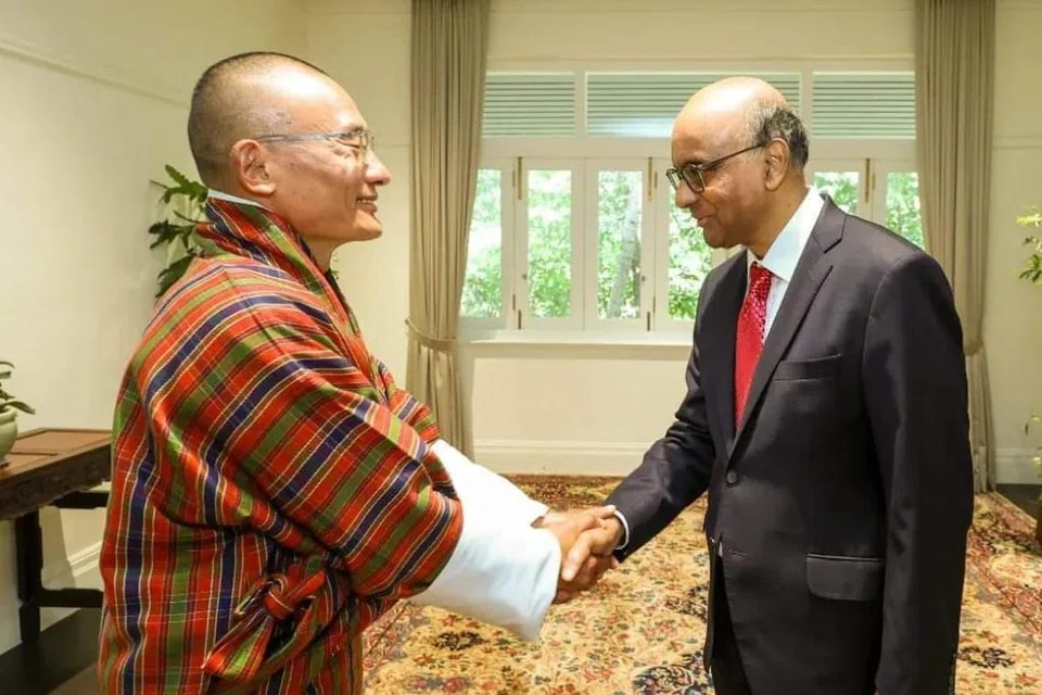 Presiden Tharman Shanmugaratnam (kanan) bertemu Perdana Menteri Bhutan, Encik Tshering Tobgay, di Istana pada 17 September. 