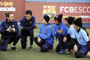 BIMBINGAN JURULATIH AKADEMI BARCELONA: Empat pemain cilik ini berpeluang mendapat didikan dan bimbingan dari jurulatih di FCBEscola. - Foto ASTRO