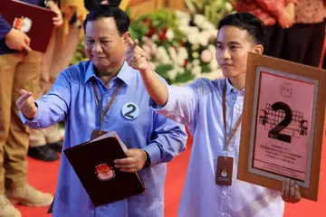 PILIHAN SENDIRI: Calon Presiden, Encik Prabowo Subianto (kiri), menegaskan bahawa pemilihan Encik Gibran Rakabuming (kanan) sebagai calon naib presidennya adalah keputusannya sendiri.