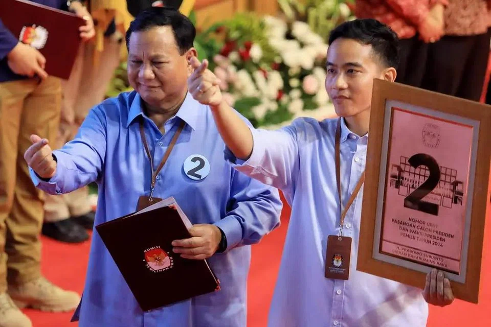 PILIHAN SENDIRI: Calon Presiden, Encik Prabowo Subianto (kiri), menegaskan bahawa pemilihan Encik Gibran Rakabuming (kanan) sebagai calon naib presidennya adalah keputusannya sendiri.