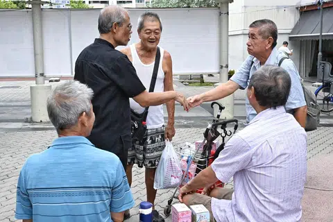 Encik Masagos bertegur sapa dengan para penduduk Tampines di sekitar kawasan Kelab Masyarakat Tampines West.
