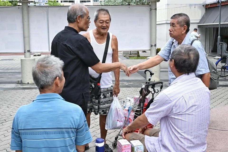 Encik Masagos bertegur sapa dengan para penduduk Tampines di sekitar kawasan Kelab Masyarakat Tampines West.
