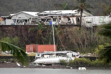ANGKARA PUTING BELIUNG: Beberapa bangunan di Pantai Airlie, di bandar Townsville, mengalami kerosakan. - Foto REUTERS