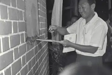 RUMAH MAMPU MILIK: Mantan Perdana Menteri, Encik Lee Kuan Yew, meletakkan batu asas bagi kawasan perumahan Cantonment Road pada 1963.