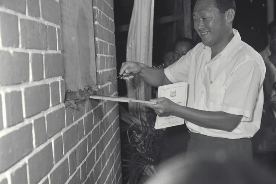 RUMAH MAMPU MILIK: Mantan Perdana Menteri, Encik Lee Kuan Yew, meletakkan batu asas bagi kawasan perumahan Cantonment Road pada 1963.
