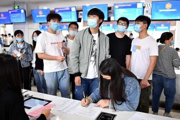 LEBIH BANYAK PEKERJAAN DITAWAR: Orang ramai menghadiri pameran pekerjaan bagi lulusan kolej di Bozhou, Anhui di China di tengah-tengah pasaran pekerjaan yang lemah akibat pandemik Covid-19. - Foto REUTERS