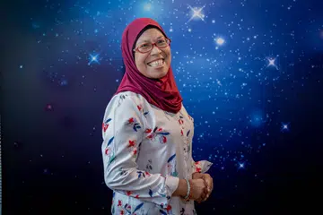 Cik Siti Hanim Abdul Rahim @ Siti Hanim Sarjo penerima Anugerah Juara Komuniti Yayasan Buah Pinggang Kebangsaan (NKF).