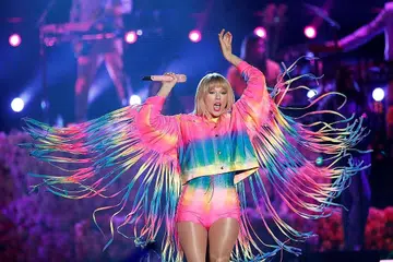 DUDUK TEMPAT PERTAMA: Penyanyi terkenal Taylor Swift berada di tempat pertama Senarai 100 Selebriti 'Forbes'. Beliau dirakam sewaktu beraksi dalam konsert iHeartRadio Wango Tango di California pada 1 Jun lalu. - Foto fail REUTERS