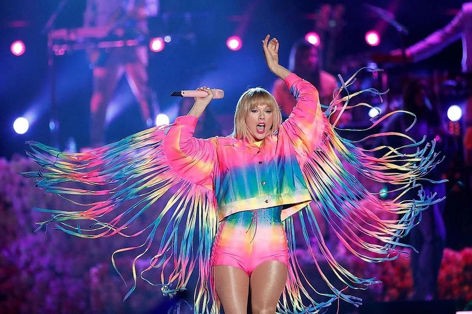 DUDUK TEMPAT PERTAMA: Penyanyi terkenal Taylor Swift berada di tempat pertama Senarai 100 Selebriti 'Forbes'. Beliau dirakam sewaktu beraksi dalam konsert iHeartRadio Wango Tango di California pada 1 Jun lalu. - Foto fail REUTERS