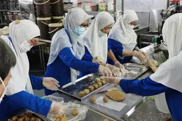 BUAT KUIH BULAN: Persatuan Budaya Hui Hui Singapura (HHCAS) menjual kuih bulan halal sempena Perayaan Kuih Bulan yang akan disambut pada 29 September 2023.