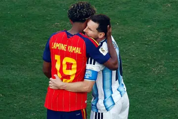 Imej bintang muda Sepanuyol, Lamine Yamal (kiri), dan bintang veteran Argentina, Lionel Messi, berdakap selepas wisel penamat perlawanan akhir Piala Dunia mencerminkan sifat kematangan, menghormati lawan, mengiktiraf jasa orang lain dan kekal berpegang pada nilai yang lebih besar daripada kemenangan semata-mata yang diperlukan dunia yang bergelora hari inil