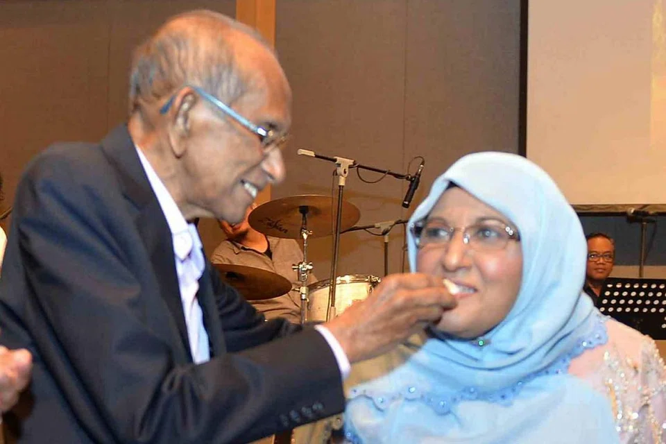 SUAPAN MANJA: Encik Yusnor Ef dengan penuh kasih sayang menyuapkan makanan kepada isterinya Cik Jamila Jan di majlis sambutan ulang tahun perkahwinan mereka yang ke-50 di hotel Sheraton Towers, hujung minggu lalu. - Foto M.O. SALLEH