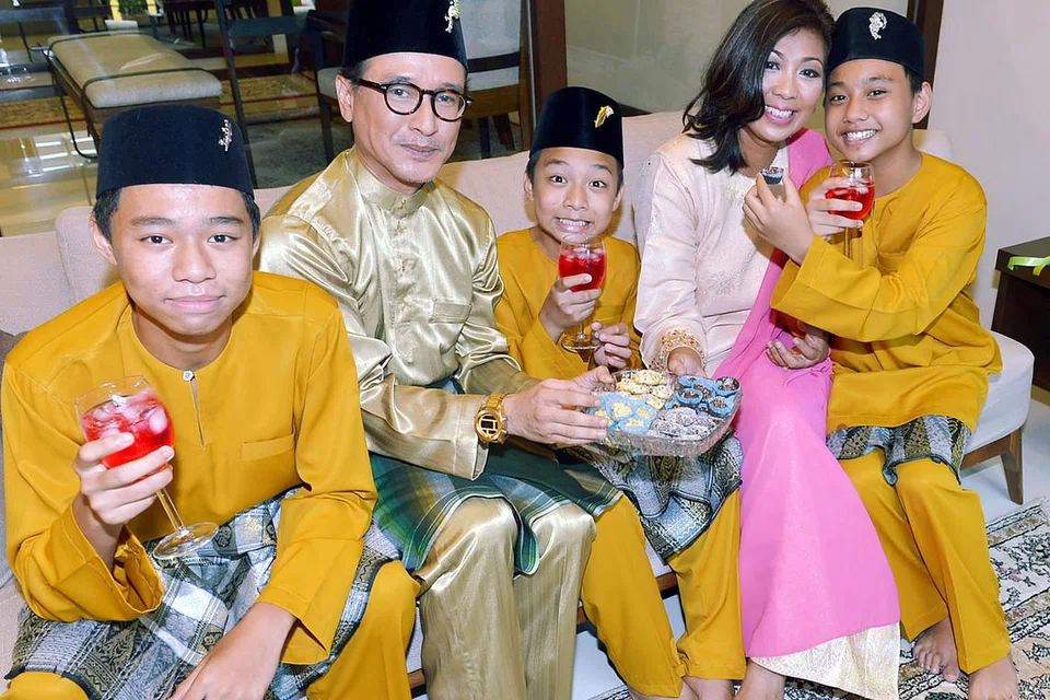 PROJEK LEBARAN BERMAKNA: Hasnul Rahmat (dua dari kiri) teruja menjayakan telemovie 'Suara Takbir' yang dilakonkan bersama bakat muda, Fatris Afuza (kiri); Fikri Aiman Zaid (tengah) dan Budimann Hakeem (kanan) serta pelakon berbakat, Siti Aishah Ahmad. - Foto TUKIMAN WARJI