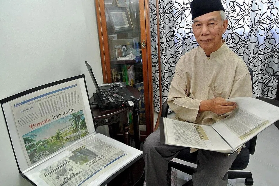 SAMA-SAMA LALUI CABARAN: Pengerusi Masjid Yusof Ishak, Encik Mohammad Ayub Johari, 80 tahun, telah sama-sama melalui banyak pahit getir dan laluan berliku sejak tahun-tahun awal kemerdekaan negara ini. - Foto fail