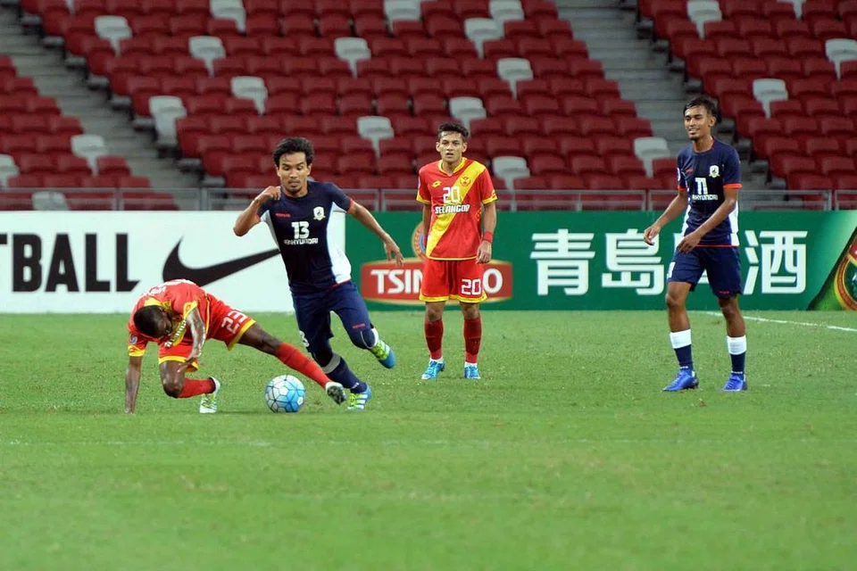 Yasir Hanapi (jersi biru) wira Tampines, menjaringkan gol kemenangan.