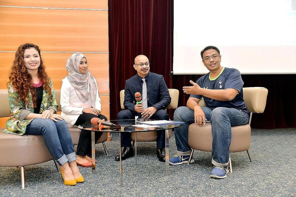 Riuh-rendah sekitar seminar - PERKENAL PENYAMPAI: Pengacara seminar, Encik Djohan Abdul Rahman (kanan), memulakan seminar dengan memperkenal panelis (dari kiri) Cik Nawal, Cik Humairah dan Encik Mat Rozi. Seminar 'Fikir Sihat, Jadi Sihat' berlangsung di auditorium Singapore Press Holdings, Toa Payoh North, Sabtu lalu. - Foto M.O. SALLEH