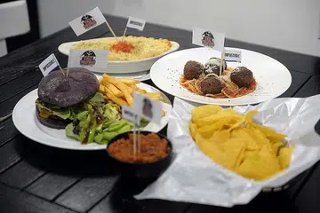 SEPERTI DAGING BIASA: Restoran FatPapas milik Sheikh Haikel menawarkan empat hidangan 'daging' yang diperbuat daripada protein tumbuh-tumbuhan - Chili Queso and Chips, Impossible Cheese Burger, Impossible Meatball Spaghetti dan Impossible Cottage Pie. - Foto fail