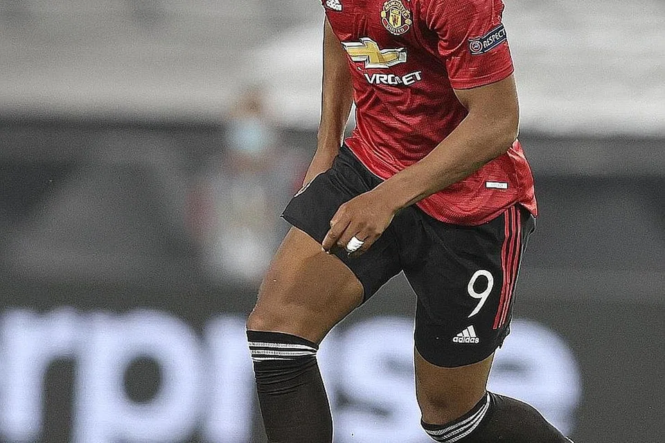 PERANGKAAN PAPAR KEBANGKITAN: Anthony Martial menjaringkan 25 gol bagi Manchester United musim ini. Beliau tidak pernah menjaringkan lebih 17 gol dalam kempen tunggal dan bilangan gol yang dijaringkannya musim ini lebih banyak daripada jumlah yang dijaringkannya bagi dua musim berturut-turut sebelum ini. - Foto-foto EFA-EFE 