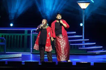 PERSEMBAHAN BERSAMA IBU: Penyanyi dan penulis lagu setempat Shazuan Shiraj, yang dikenali sebagai Abangsapau (kanan), akan membuat persembahan di NDP buat pertama kali tahun ini. Beliau akan mempersembahkan lagu ciptaannya berjudul Each Other bersama ibunya Farhana Ibrahim. Lagu itu dikarangnya pada awal tempoh pemutus rantaian jangkitan. - Foto NDP EXCO 2020