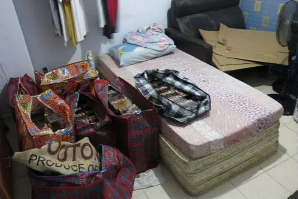 DIRAMPAS: Rokok elak cukai yang dirampas dari dua flat HDB di King George's Avenue dan Serangoon North Avenue 4. - Foto KASTAM SINGAPURA