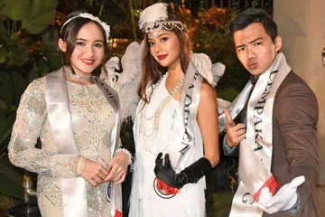 PEGANG WATAK PENTING: Salah satu babak dalam drama bersiri bahasa Inggeris, 'Faculty', yang memaparkan pelakon Hannah Delisha (kiri) bersama Imam Shah (kanan) berserta pelakon Sofia Dendroff (tengah). - Foto MEDIACORP CHANNEL 5