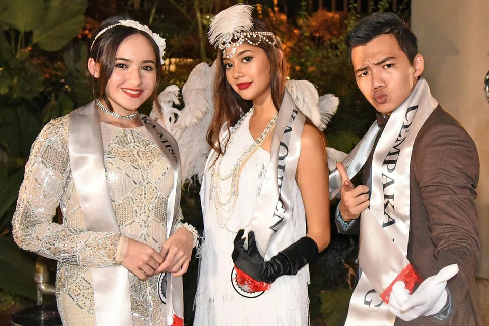 PEGANG WATAK PENTING: Salah satu babak dalam drama bersiri bahasa Inggeris, 'Faculty', yang memaparkan pelakon Hannah Delisha (kiri) bersama Imam Shah (kanan) berserta pelakon Sofia Dendroff (tengah). - Foto MEDIACORP CHANNEL 5