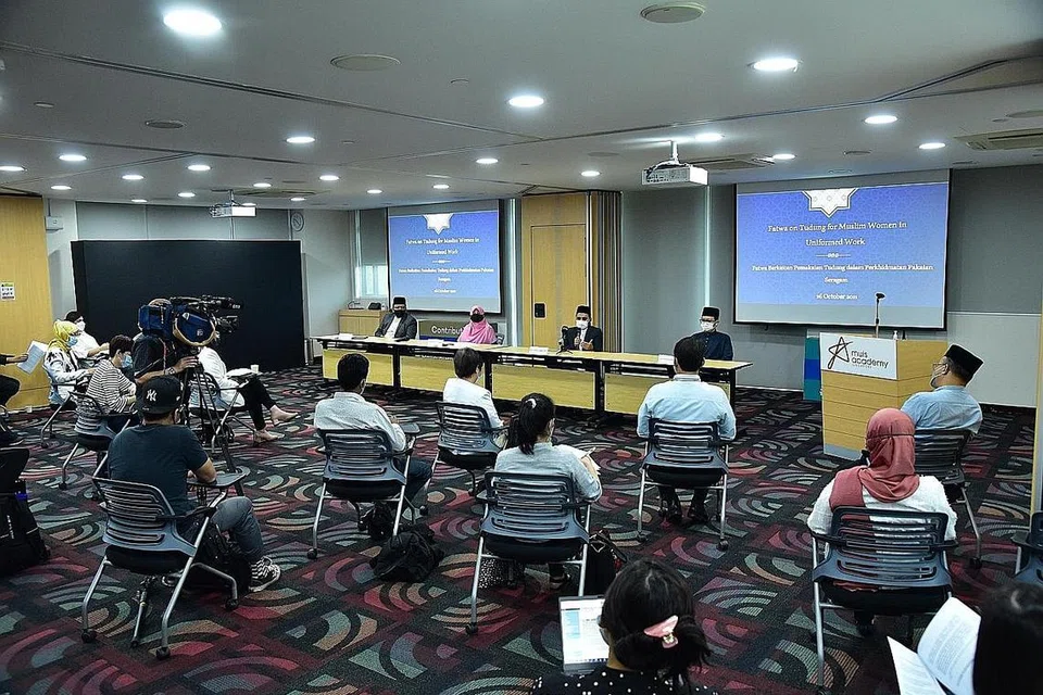 DEKATI PIHAK BERKEPENTINGAN: Sesi pendekatan pihak berkepentingan Muis tentang fatwa berkaitan pemakaian tudung dalam perkhidmatan pakaian seragam yang diadakan semalam dihadiri pemimpin masyarakat, asatizah dan wakil penjagaan kesihatan. - Foto MUIS